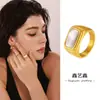 Anillo de acero inoxidable chapado en oro de 18 quilates con incrustaciones de concha blanca Xinyi Xin Europe and the United States, anillo de moda exquisito para mujer, no se decolora