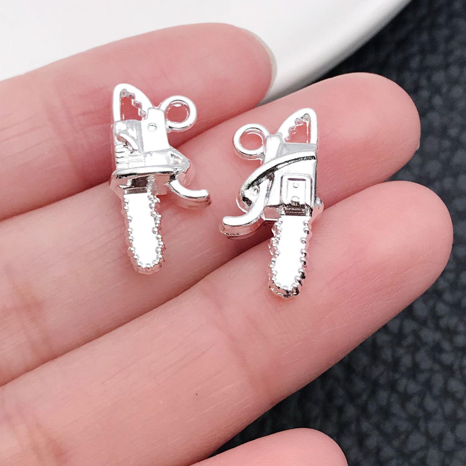 20419-M-亮银锌合金工具电锯20x10mm-1.7g.