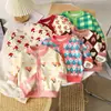 Cardigã de Tricô Infantil 2026 Outono/Inverno Novo Suéter Versátil para Meninos e Meninas Bebê Quente Espesso Roupa Externa Cardigã