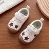 Zapatos Caminar para Niños 2026 Otoño Bebé Guardería Tenis de Velcro para Niños y Niñas Suela Suave Zapatos con Protección Frontal Modernos