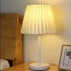 Lámpara de pie Sala de estar Dormitorio Lámpara de mesita de noche Simple Moderna Decoración Cálida LED Sofá Lámpara de mesa vertical Fábrica al por mayor