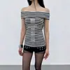 Moda de Rua Top Gótico com Cruz de Strass Subcultura Menina Sexy Quente Ombro a Ombro Decote Uma Linha Camiseta Listrada de Manga Curta