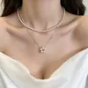 Colar multicamadas de pérolas luxuoso, requintado e elegante com alto brilho para mulheres, corrente de clavícula floral de pérolas estilo Chanel, versátil para o uso diário