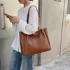 Bolsa Grande Capacidade Feminina Primavera Verão Versátil 2026 Nova Moda Bolsa de Ombro Único Popular Este Ano Para Aula Trabalho Bolsa Tote