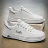 Otoño 2026 Nuevos Zapatos de Hombre Transpirables Blancos Hombres Modernos Versátiles Suela Gruesa Zapatos Deportivos Casuales Zapatos de Tabla Zapatos de Moda