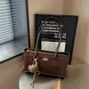 Bolso tote grande de nueva temporada 2026 transfronterizo, elegante y sofisticado, adecuado para ir al trabajo, un bolso de hombro estilo vintage y un bolso casual