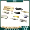 Etiquetas Metálicas Personalizadas con Letras, Logos para Zapatos y Sombreros de Aleación Electroplateada, Fabricante de Placas de Nombre Remachadas Personalizadas para Bolsos