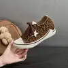 Zapatos de lona con patrón de estrellas, 6 cm de altura invisible que aumenta la estatura, diseño retro de bloques de color, puntera redonda, estilo de cordones, adecuados para mujeres bajitas, zapatillas casuales versátiles