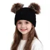 Suministro exclusivo transfronterizo de gorro de punto trenzado para niños nuevo de otoño e invierno con lindos pompones dobles, cálido, a prueba de viento y protector de orejas