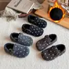 Zapatos Birkenstock de Gamuza con Lunares Estilo Coreano para Niñas Otoño/Invierno 2026 Nuevos Zapatos de Algodón Cálido con Felpa para Niños Suela Suave Zapatos para Bebé