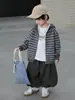 Conjunto de Três Peças com Capuz Listrado para Meninos Primavera e Outono Estilo Coreano Roupa Estilosa e Descolada Infantil Roupas da Moda para Bebê para Exportação
