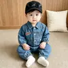 Roupas de Bebê 2026 Novo Estilo Macacão Jeans para Meninos, Macacão Estiloso com Bolso, Roupa para Exterior de Primavera e Outono