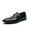 2026 Otoño Europa Repujado Transfronterizo Tallas Grandes Casual Zapatos de Piel Exteriores Negocios Zapatos de Piel Hechos a Mano Slip-on Zapatos de Hombre Venta al por Mayor