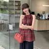 Foto Real # Colete Chique Estilo Francês com Gola Halter e Alças em Xadrez Retrô, Top Jovem Tendência Primavera 2026 Off-Shoulder com um Toque Elegante.