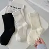 Calcetines de Rayas Verticales para Mujer, Cómodos Suaves Versátiles de Media Pantorrilla para Primavera y Verano, Calcetines Arrugados Casuales de Color Sólido Estilo Universitario
