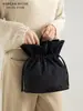 Bolso tipo cubo ligero y versátil de nailon con cordón, estilo coreano, estilo Ins, nuevo bolso de mano versátil, bolso de hombro para mujer