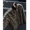 Jaqueta Masculina Outono Inverno Nova Listrada com Estampa de Leopardo Americano Gola Alta Zíper Solta Retro Camurça Veludo Casaco Marca Tendência Top