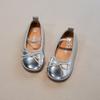 Sapatos de Verão de Couro para Meninas 2025 Novos Sapatos Prateados Sapatos de Princesa para Menininha Solado Macio Sapatos de Feijão Sapatilhas Vermelhas da Moda