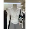 Camiseta chic de estilo coreano, plisada, sexy, cuello en V semiabierto, hombro normal, manga larga, para principios de otoño, corte ajustado, top básico liso para mujer