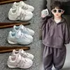 Zapatillas para niño 2026 primavera nuevo malla plateada transpirable velcro suela blanda antideslizante ligero versátil casual
