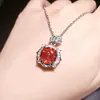 Transmissão ao Vivo do Novo Colar Octogonal Rosa Milênio com Pedra Vermelha, com Toque Elegante e de Alto Padrão, Apresentando Pingente de Folha com Pedra Rosa e Diamante Amarelo para Mulheres