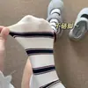 Calcetines Rayados para Mujer con Colores Contrastantes, Etiqueta de Tela con Letras de Doble Puño, Calcetines de Tubo Medio, Algodón, Absorbentes del Sudor, Transpirables, Calcetines Caídos Estilo Ins