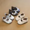 Zapatos de princesa de lunares para niñas, nueva colección primavera/otoño 2026, con ribete de encaje, lazo y cierre de velcro, zapatos de cuero de suela blanda para bebés