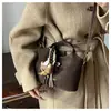 Bolso de hombro y bandolera de piel sintética para mujer, bolso de mano de alta gama, venta al por mayor transfronteriza, adecuado para ir de compras y para el día a día, bolso tipo cubo de estilo vintage