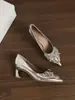 Saltos Stiletto com Embelezamento de Pérolas e Diamantes de Luxo Leve para Mulheres, Sapatos de Bico Fino e Decote Baixo em Cetim Prateado para Primavera e Outono, Estilo Elegante e Feminino, Adequados para Combinar com Vestidos