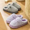 Chinelos de algodão com desenho para outono e inverno de 2026 para mulheres, novo estilo de inverno, com sola grossa, forrados com fleece, quentes e adequados para casais usarem em ambientes internos.
