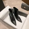 2026 Invierno Nueva Llegada Punta Puntiaguda Tacón Alto Botas Cortas Cálidas para Mujer Adelgazantes Tacón Delgado Moda para Viajar Superficie de Cuero Media Pantorrilla Botas