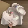 Crocs de mujer con suela gruesa antideslizantes, diseño de caricatura Shirley May, para verano y exteriores, nuevo 2026, Chanclas a prueba de olores con sensación de 'Pisar mierda'