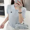 Camiseta de manga curta em tricô com gola polo estilo coreano para mulheres, novo modelo verão 2026, design em seda gelada com bordado