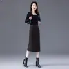 Saia Feminina Elegante Versátil para o Trabalho Outono 2026 Cintura Alta Afinando Cobrindo os Quadris Linha A Comprimento Médio