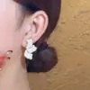Pendientes de Botón de Pétalos de Trébol de Moda Temperamento Versátil Pendientes Únicos Diseño de Nicho Sensación de Alta Gama Pendientes de Lujo Ligero para Mujeres