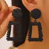 Pendientes geométricos de moda esmerilada con atmósfera exagerada de Europa y Estados Unidos, pendientes largos de metal trapezoidales con relieve de personalidad creativa.