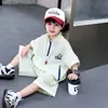 0801 Traje de Verano para Niños 2026 Estilo Nuevo Conjunto de Dos Piezas de Manga Corta Estilo Coreano Estilo Deportivo para Niños Ropa de Verano Atractiva