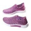Sapatos de Tecido Verão Velho Pequim Femininos de Malha Sapatos Mãe Respiráveis Casuais Sola Macia Antiderrapantes Sapatos de Malha Salto Baixo Slip-on
