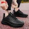 Tênis masculino Huili 2026 outono novo moderno couro impermeável preto sola grossa casual para corrida masculino