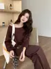 Traje Doce Maillard: Um conjunto completo de roupa feminina nova para outono e inverno, composto por uma blusa de moletom com design de duas peças e calças de perna larga levemente flare.