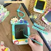 Llavero Auténtico Pizarra de Dibujo Graffiti Crayon Shin-Chan Colgante Lindo para Mochila Escolar de Niñas Pequeños Adornos Colgante para Llavero de Coche