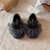 Sapatos pequenos de couro para meninas, coleção primavera 2026, estilo Mary Jane de princesa francesa, com fechos de velcro e solas macias, perfeitos para meninas pequenas