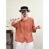 Nueva camisa bordada versátil de algodón y lino para mujer 2025, de corte holgado, adelgazante, con cuello redondo y manga de tres cuartos, top casual de color liso que te hace lucir más joven