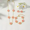 Traje de flor de cinco pétalos de acero inoxidable titanio acero pendientes de cinco pétalos pulsera collar al por mayor trébol de cinco hojas collar de flor de ciruelo juego de tres piezas