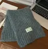 Venta de liquidación de bufandas con 40% de descuento en un puesto, bufandas largas y cortas de hilo de felpa tejido cálido para otoño e invierno en oferta