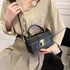 Bolsa de Mão Retrô Estilo Hong Kong Verão 2024 Nova Bolsa Feminina Bolsa de Ombro com Textura Transfronteiriça Bolsa Transversal com Padrão de Pedra Personalizado