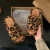 Chinelos Casuais de Algodão Quentes e Confortáveis para Outono e Inverno para Casa Mulheres Moda Ins Estampa de Leopardo Quarto Chinelos Peludos Quentes