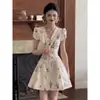 Vestido Floral Elegante Francês Fresco para Pausa para Chá Verão 2025 Novo Estilo de Férias Cintura Fashionável Saia Curta Roupa Feminina