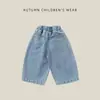 Calça jeans larga de listras verticais para bebês e crianças pequenas, para primavera/outono, para meninos, moderna e fashion, calça comprida versátil para sair