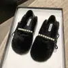 Chinelos fofos para mulheres, populares no outono e inverno, com forro de fleece, design slip-on, enfeites de pérolas, solas antiderrapantes, detalhes de laço e um design quente estilo coreano